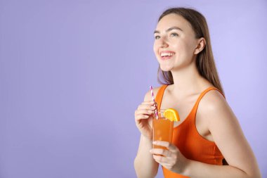 Menekşe arkaplan üzerinde canlandırıcı içecek ve saman olan kadın, metin için boşluk