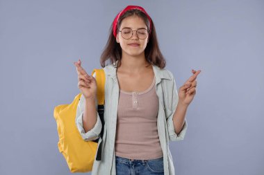 Öğrenci gri arka planda şans diliyor. İyi bir sınav sonucu için umut