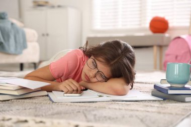 Evde sınava hazırlanan yorgun öğrenci.