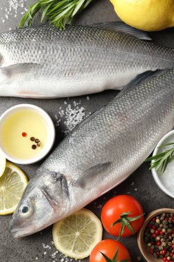 Gri masadaki baharatlı taze çiğ deniz kabuğu, yakın plan. Balık ve deniz ürünleri lezzetleri