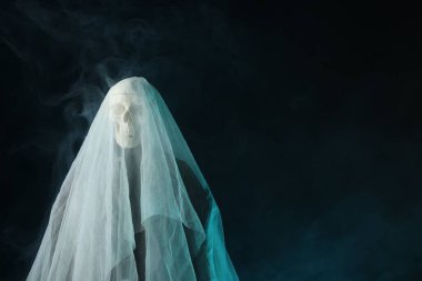 Ürkütücü hayalet. Siyah arkaplanda beyaz bir çarşaf, metin için boşluk