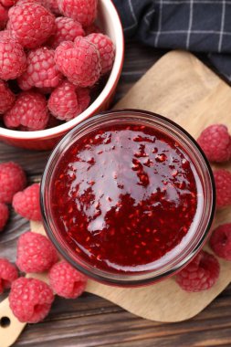 Cam kavanozda tatlı ahududu reçeli ve masada böğürtlen