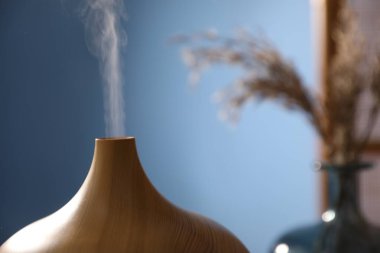 Bulanık arka planda modern aroma lambası, yakın plan