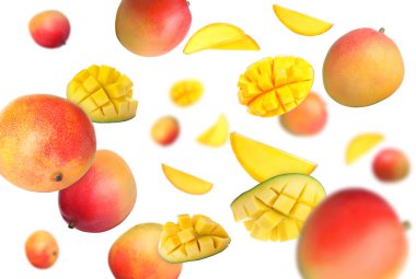 Beyaz arka planda havada dönen tatlı mango meyveleri