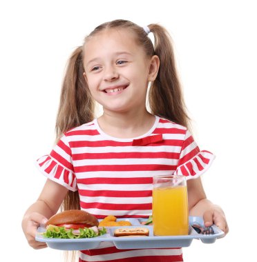 Beyaz arka planda lezzetli yemekleri olan küçük bir kız.