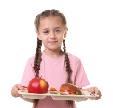 Beyaz arka planda lezzetli yemekleri olan küçük bir kız.