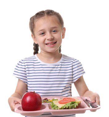 Beyaz arka planda lezzetli yemekleri olan küçük bir kız.