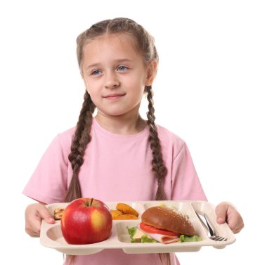 Beyaz arka planda lezzetli yemekleri olan küçük bir kız.