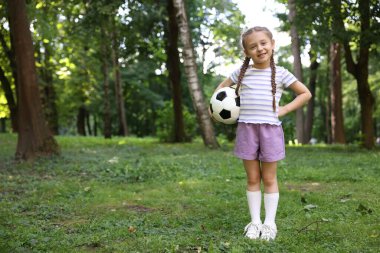 Parkta futbol topu olan şirin küçük kız, mesaj atmak için yer var.