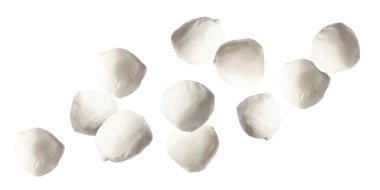 Beyaz arka planda uçuşan Mozzarella peynir topları