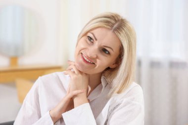 Hayaller gerçek olur. Kadın evde bir şey düşünüyor.