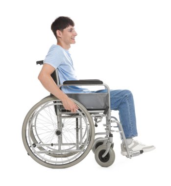 Beyaz arka planda modern tekerlekli sandalyedeki mutlu genç adam.