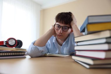 Kapalı alanda sınava hazırlanan yorgun öğrenci.