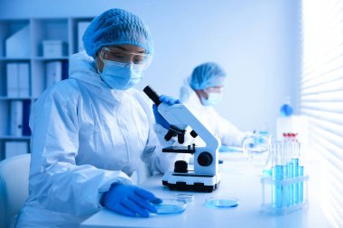 Tıbbi analiz. Laboratuvarda numunelerle çalışan bilim adamları, seçici odaklanma