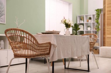 Yemek odasında sandalye ve dekor olan şık bir masa. İç tasarım