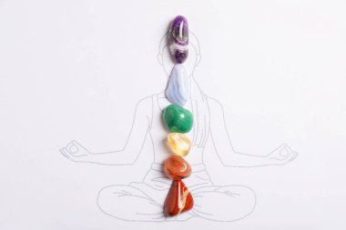 Çakralara yerleştirilmiş değerli taşlarla insan çizimi, üst görünüm