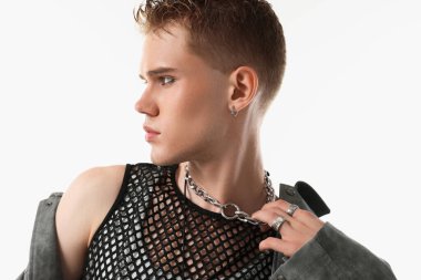 Beyaz arka planda şık ceket giyen yakışıklı genç adam.