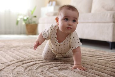 Evde yerde sürünerek şirin bebek