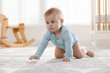 Evde yerde sürünerek şirin bebek