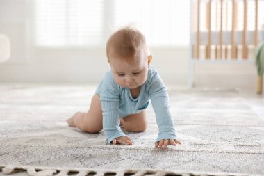 Evde yerde sürünerek şirin bebek