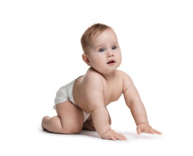 Beyaz arka plan üzerinde sürünerek şirin bebek