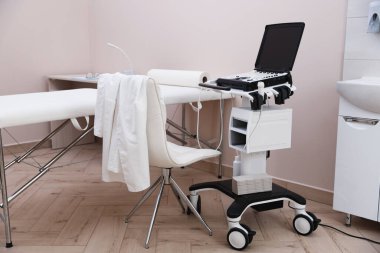 Modern ultrason makinesi ve klinikte muayene yatağı