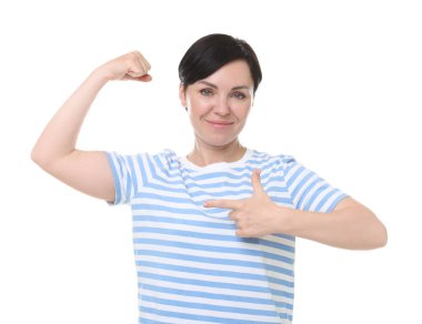 Kuvvet. Güzel bir kadın beyaz arka plandaki pazılarını gösteriyor.