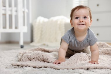 Odada yerde sürünen şirin bir bebek. Metin için boşluk