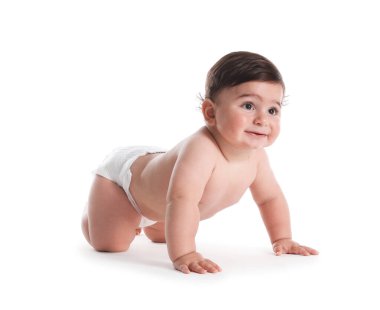 Beyaz arka plan üzerinde sürünerek şirin bebek