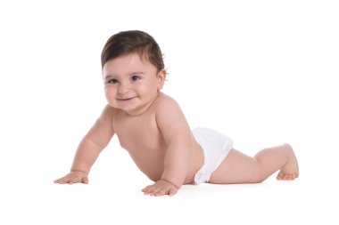 Beyaz arka plan üzerinde sürünerek şirin bebek