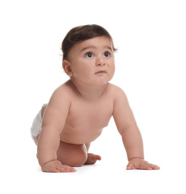 Beyaz arka planda bebek bezi takmış şirin bir bebek.