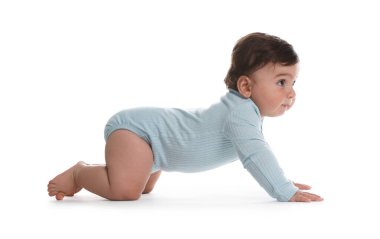 Beyaz arka plan üzerinde sürünerek şirin bebek