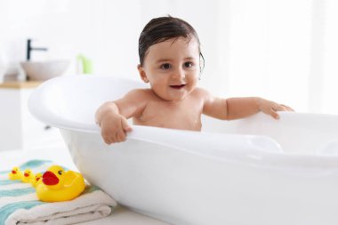 Evde küvette banyo yapan şirin bir bebek.