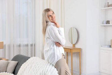 Hayaller gerçek olur. Kadın evde bir şey düşünüyor.