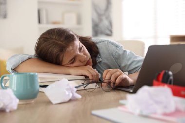 Kapalı alanda sınava hazırlanan yorgun öğrenci.