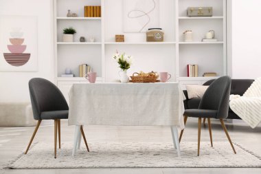 Yemek odasında sandalye ve dekor olan şık bir masa. İç tasarım