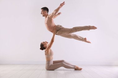 Stüdyoda birkaç profesyonel dansçı eğitimi.