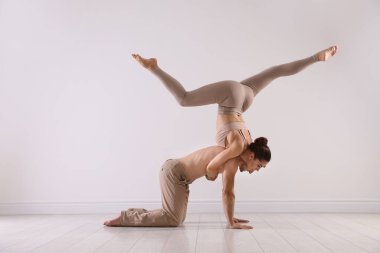 Stüdyoda birkaç profesyonel dansçı eğitimi.