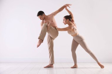 Stüdyoda birkaç profesyonel dansçı eğitimi.