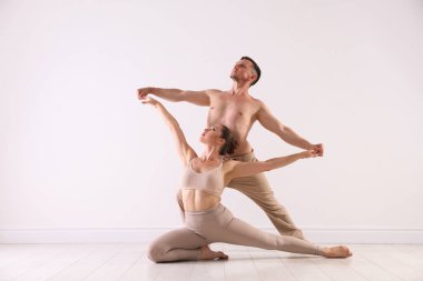 Stüdyoda birkaç profesyonel dansçı eğitimi.