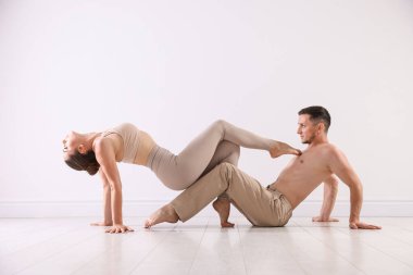 Stüdyoda birkaç profesyonel dansçı eğitimi.