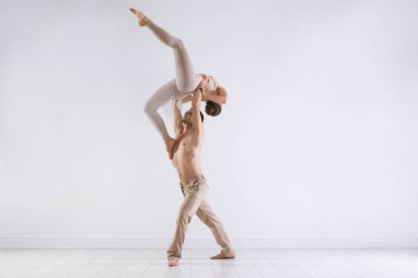 Stüdyoda birkaç profesyonel dansçı eğitimi.