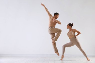 Stüdyoda birkaç profesyonel dansçı eğitimi. Metin için boşluk