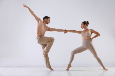 Stüdyoda birkaç profesyonel dansçı eğitimi.