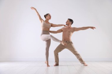 Stüdyoda birkaç profesyonel dansçı eğitimi.