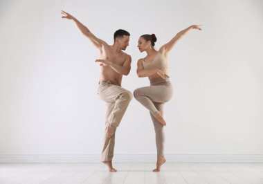 Stüdyoda birkaç profesyonel dansçı eğitimi.