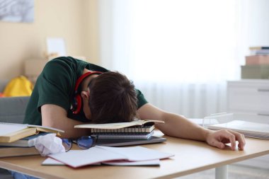 Kapalı alanda sınava hazırlanan yorgun öğrenci.