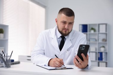 Doktorun klinikte akıllı telefon aracılığıyla online danışmanlık yapması