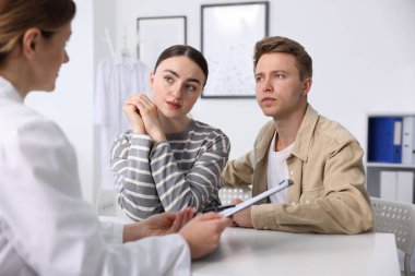 Tüp bebek (tüp bebek). Çiftin üreme kliniğinde doktorla randevusu var.