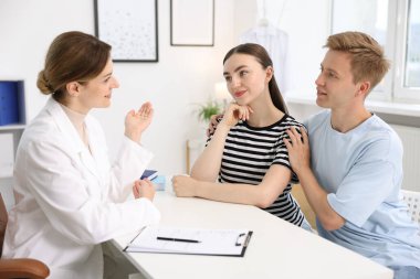 Tüp bebek (tüp bebek). Çiftin üreme kliniğinde doktorla randevusu var.